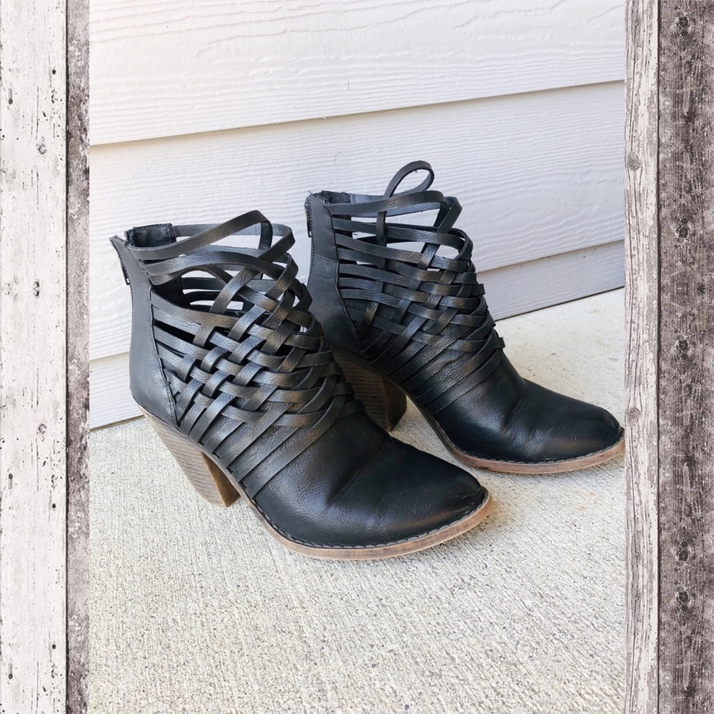 Fergalicious Black booties 💛